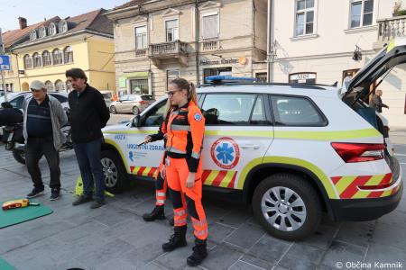 Predstavitev postopkov oživljanja in uporabe defibrilatorja na Glavnem trgu v Kamniku (2)